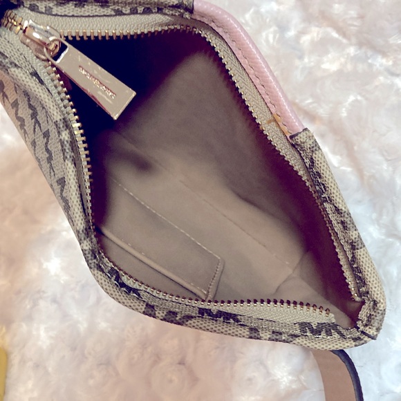 NEW | MK belt bag. Gold hardware. Size S/M. Zip closure. Inside slip pocket. - Picture 4 of 8